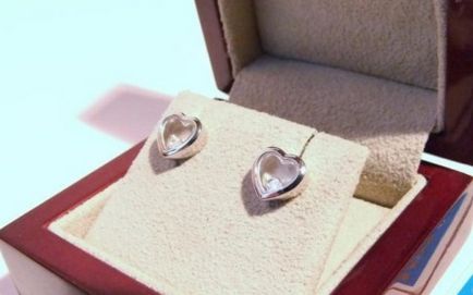 Cercei cu diamante (110 pics) modele sub forma de garoafe de aur cu safire si pungi cu smaralde