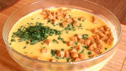 Сирний суп з грибами, зеленню і домашніми грінками