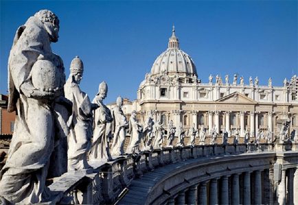 Catedrala Sf. Petru din Roma fotografie a clădirii, cupola și pătratul din fața lui, o descriere