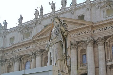 Catedrala Sf. Petru din Roma fotografie a clădirii, cupola și pătratul din fața lui, o descriere
