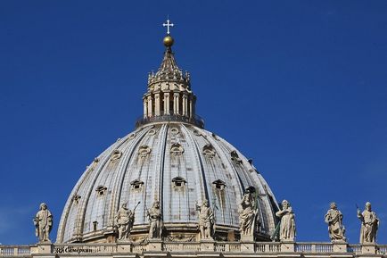 Catedrala Sf. Petru din Roma fotografie a clădirii, cupola și pătratul din fața lui, o descriere