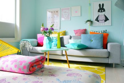 Combinația de culori în podeaua interioară (masă), tavan, pereți, mobilier