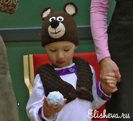 Coaseți un costum de urs pentru un băiat cu propriile sale mâini