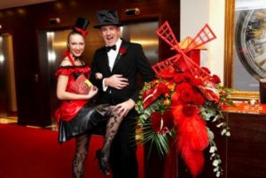 Nunta în stilul decorului Moulin Rouge, scenariu, fotografie