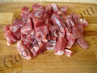Свинина, тушкована в сметані з помідорами, стручкової квасолею і маслинами