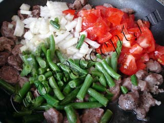 Свинско задушено в сметанов сос с домати, зелен фасул и черни маслини