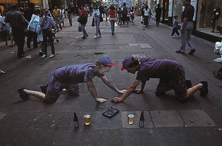 Háromdimenziós rajzok a járdán, Netlore Julian BEEVER, háromdimenziós képek, művészeti, aszfalt, kréta,