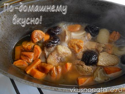 Тушкована качка шматочками з чорносливом