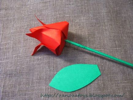 Tulip din hârtie în tehnica origami