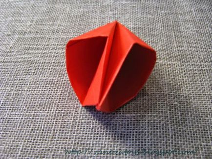 Tulip din hârtie în tehnica origami