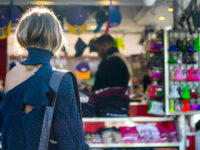 Styling păr sub guler, fotografie, asistent de moda, sfaturi de moda si tendinte