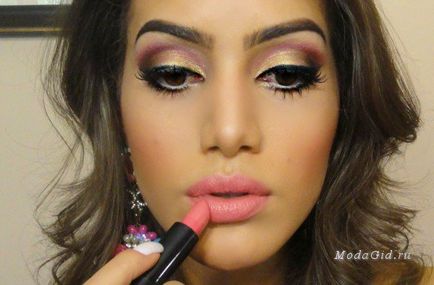 Strada fashion beauty blogger camila coelho