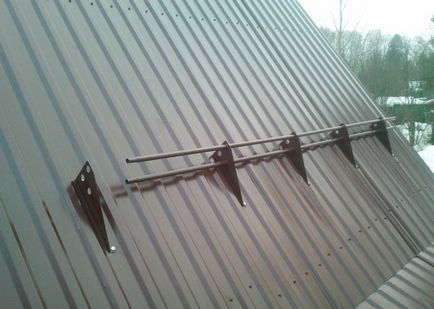 Montarea suporturilor de zăpadă pe acoperișul plăcilor ondulate, tipuri