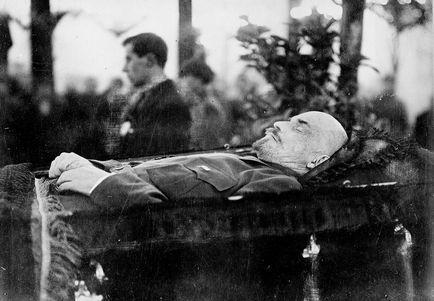 Лидерът на Бат като тялото на Ленин от увреждането на тачат и журналисти
