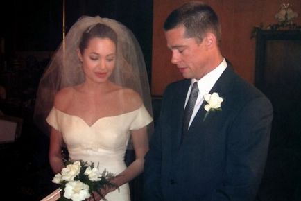 В якій сукні вийшла заміж Анджеліна Джолі