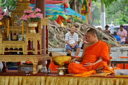De ce budiștii atârnă panglici pe copaci