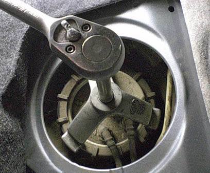 Заміна бензонасоса і датчика рівня палива автомобіля skoda fabia 2002