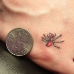 Valoarea valorii tatuajului furnică, fotografie și miniatură