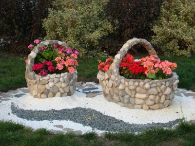 20 cele mai bune idei pentru decorarea unei grădini cu pietre naturale