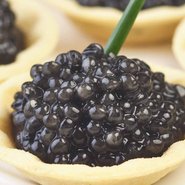 Bucate și gustări cu caviar negru, sandwich-uri festive cu caviar negru