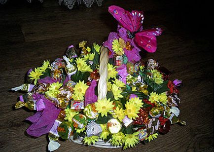 Csokor cukorkát „kosár pillangó” (pillangó) Csokor édességek kosár pillangó
