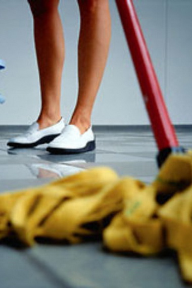 Чим мити підлогу на кухні як очистити ламінат, керамограніт і лінолеум