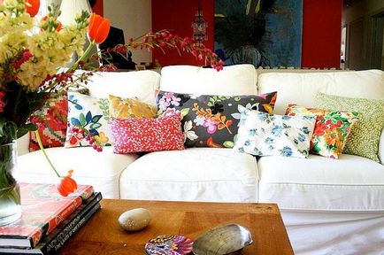 Декоративні диванні подушки в інтер'єрі, злиття стилів