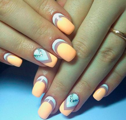 Nails tervezés gél köröm divat trendek, nyári hangulat, kabát, hold manikűr, fényes