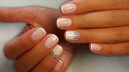 Nails tervezés gél köröm divat trendek, nyári hangulat, kabát, hold manikűr, fényes