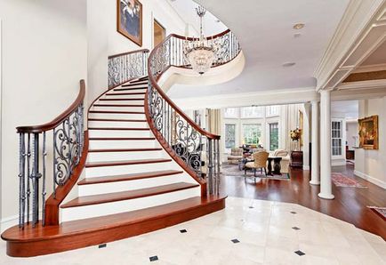 Дизайн прихожей зі сходами в приватному будинку фото