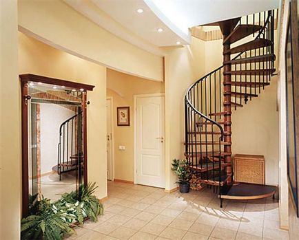 Proiectarea unei săli de intrare cu o scară într-o fotografie privată de casă