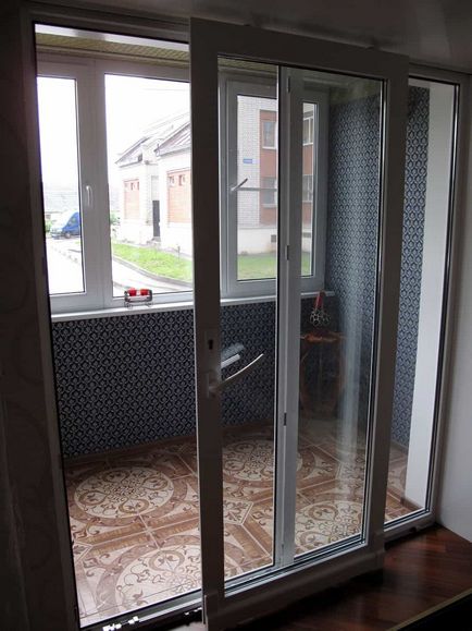 Usi alunecare pe balcon fotografie, usi din plastic si sticla, un coupe la loggia in apartament,