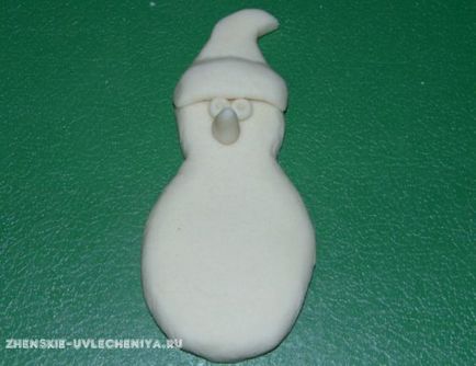 Jucărie de pom de Crăciun, cu mâinile de clasă maestru de aluat sărate pe modelarea unui om de zăpadă