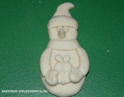 Jucărie de pom de Crăciun cu mâinile de clasă maestru alăptați sărate pe modelarea unui om de zăpadă