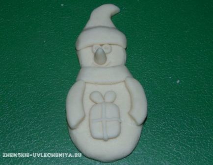 Jucărie de pom de Crăciun cu mâinile de clasă maestru de aluat sărate pe modelarea unui om de zăpadă