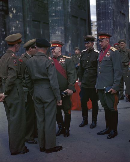 Selecția fotografiei este singura în istoria mareșalului URSS al celor două țări, Constantin Rokossovsky