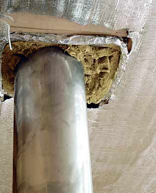 Hidroizolarea conductelor pe înălțimea acoperișului, etanșarea conexiunii canalului de ventilație - materie ușoară