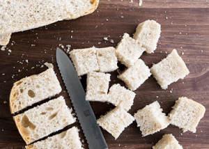 Toasturi de paine alba cu oua, usturoi, in cuptor