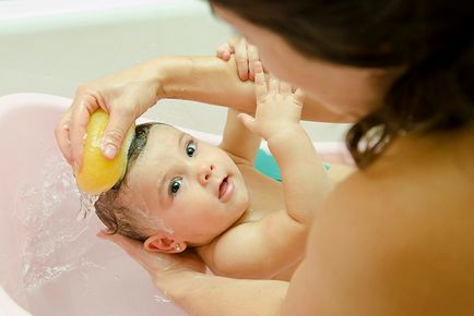 Hogyan és mikor kell mossa meg a haját egy újszülött