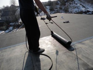 Cum se utilizează un arzător cu acoperiș de propan pentru acoperișuri? Instrucțiuni video