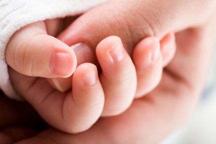 Cum sa taie unghiile unui nou-nascut (problema inconjurati unghiile la un copil)
