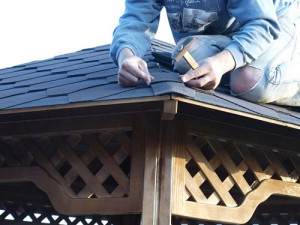 Cum să acoperiți un foișor cu un acoperiș deasupra capului, folosind folii profilate cu un acoperiș moale