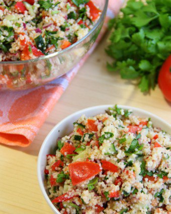 Cum să pregătiți salata cu cuscus într-o vacanță și în meniul de zi cu zi