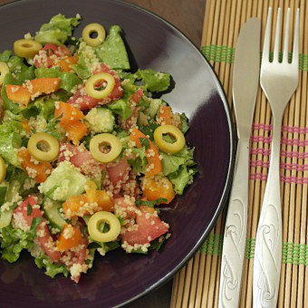 Cum să pregătiți salata cu cuscus într-o vacanță și în meniul de zi cu zi
