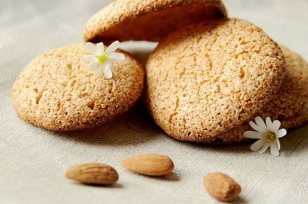 Hogyan kell főzni egy finom, ropogós mandula cookie-k