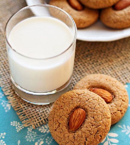 Hogyan kell főzni egy finom, ropogós mandula cookie-k