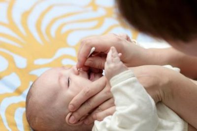 Cum se clătește nasul unui copil care folosește soluțiile pentru nou-născuți acasă