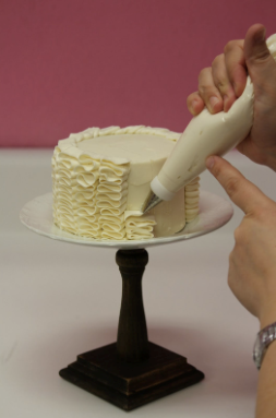 Як зробити торт з оборками з вершкового крему
