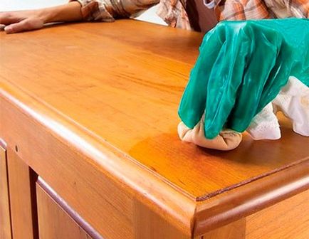 Hogyan lehet eltávolítani a viasz bútor kárpit bútor kezében
