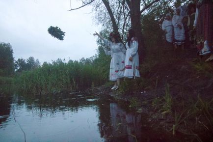 Як в Кузьмич русалку вибирали і потім від неї тікали